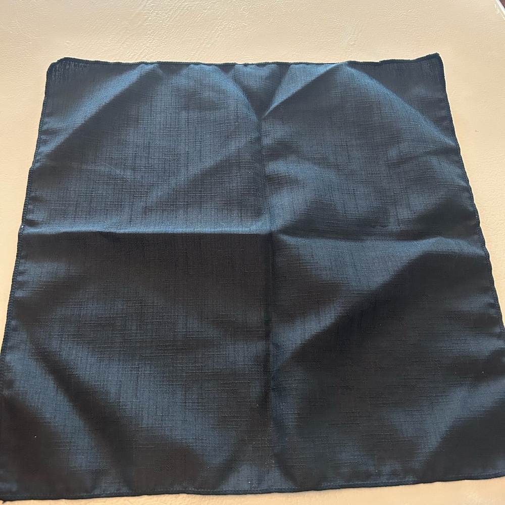 Four black cloth napkins - Picture 2 of 3